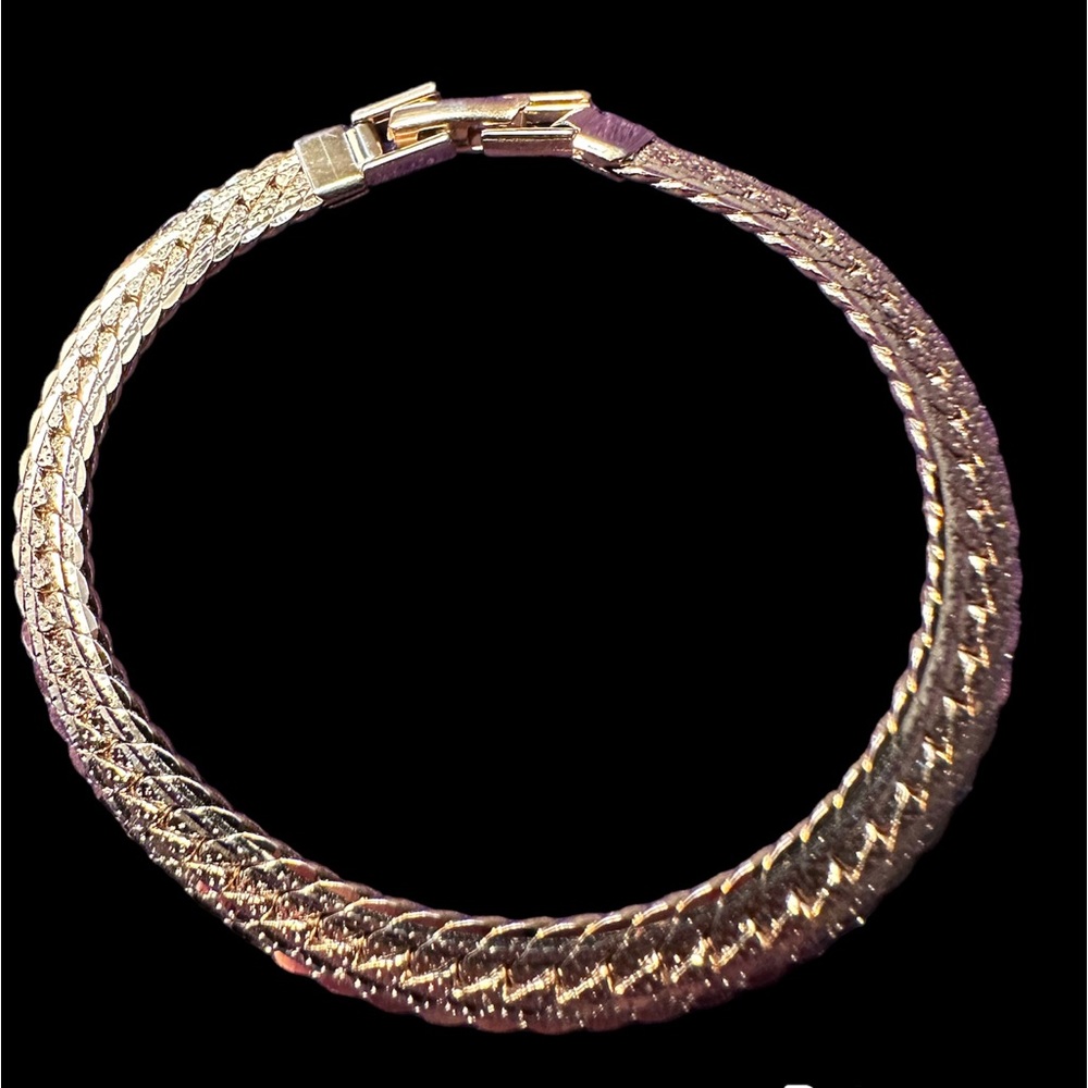Napier gold tone bracelet doesn’t tarnish